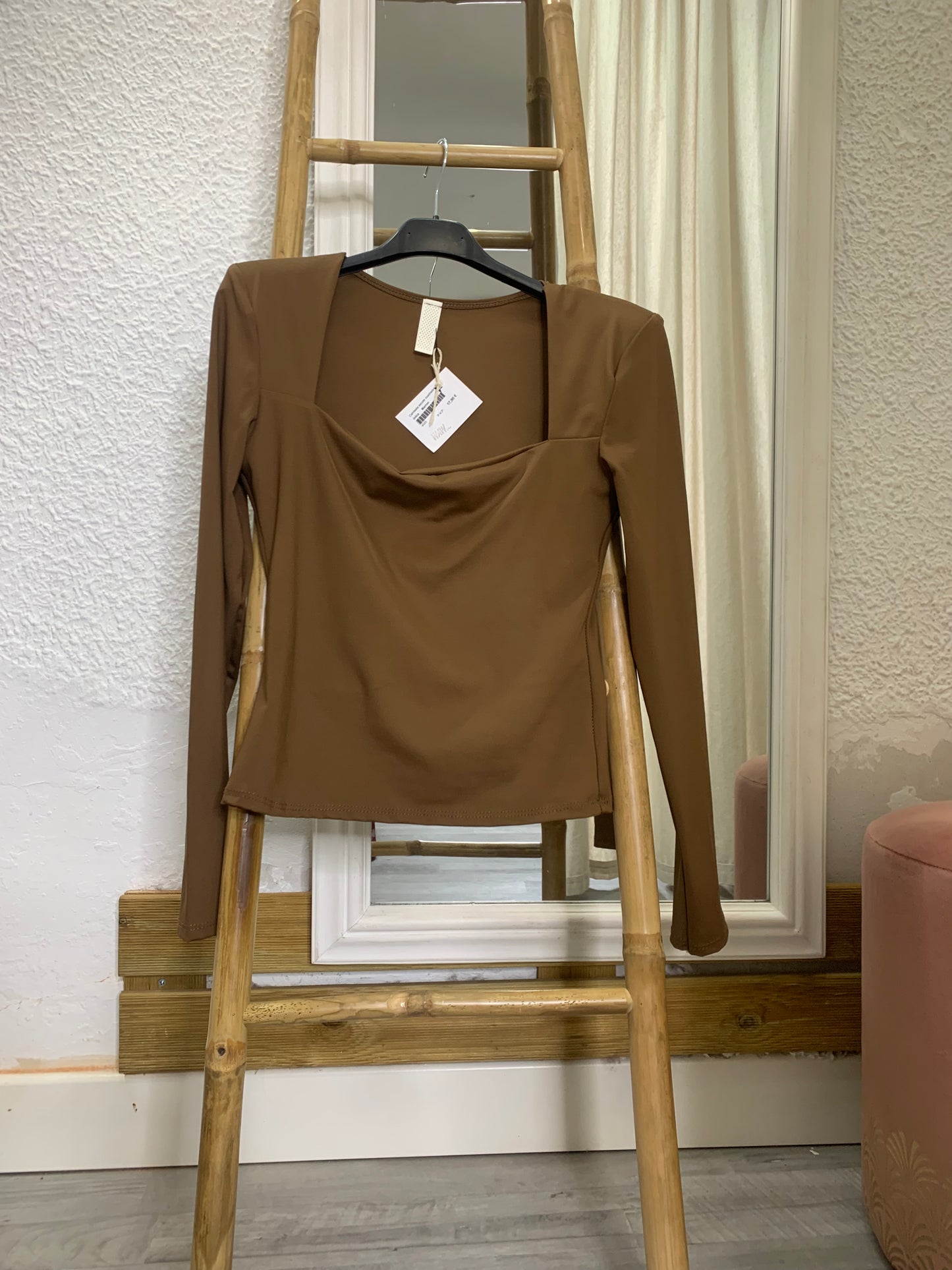 TOP LICRA ESCOTE CUADRADO CAMEL