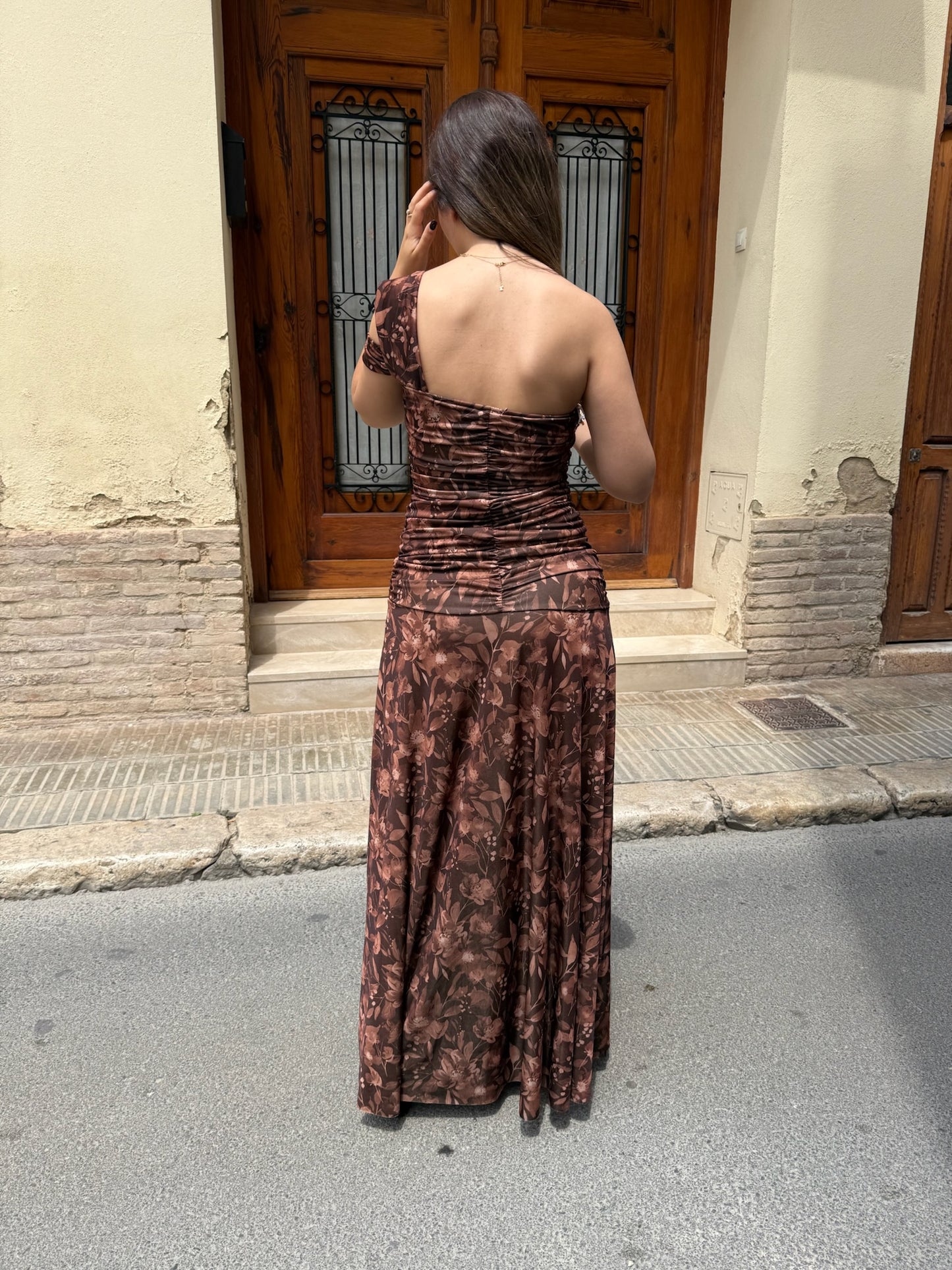 VESTIDO HOMBRO DETALLE MARRÓN