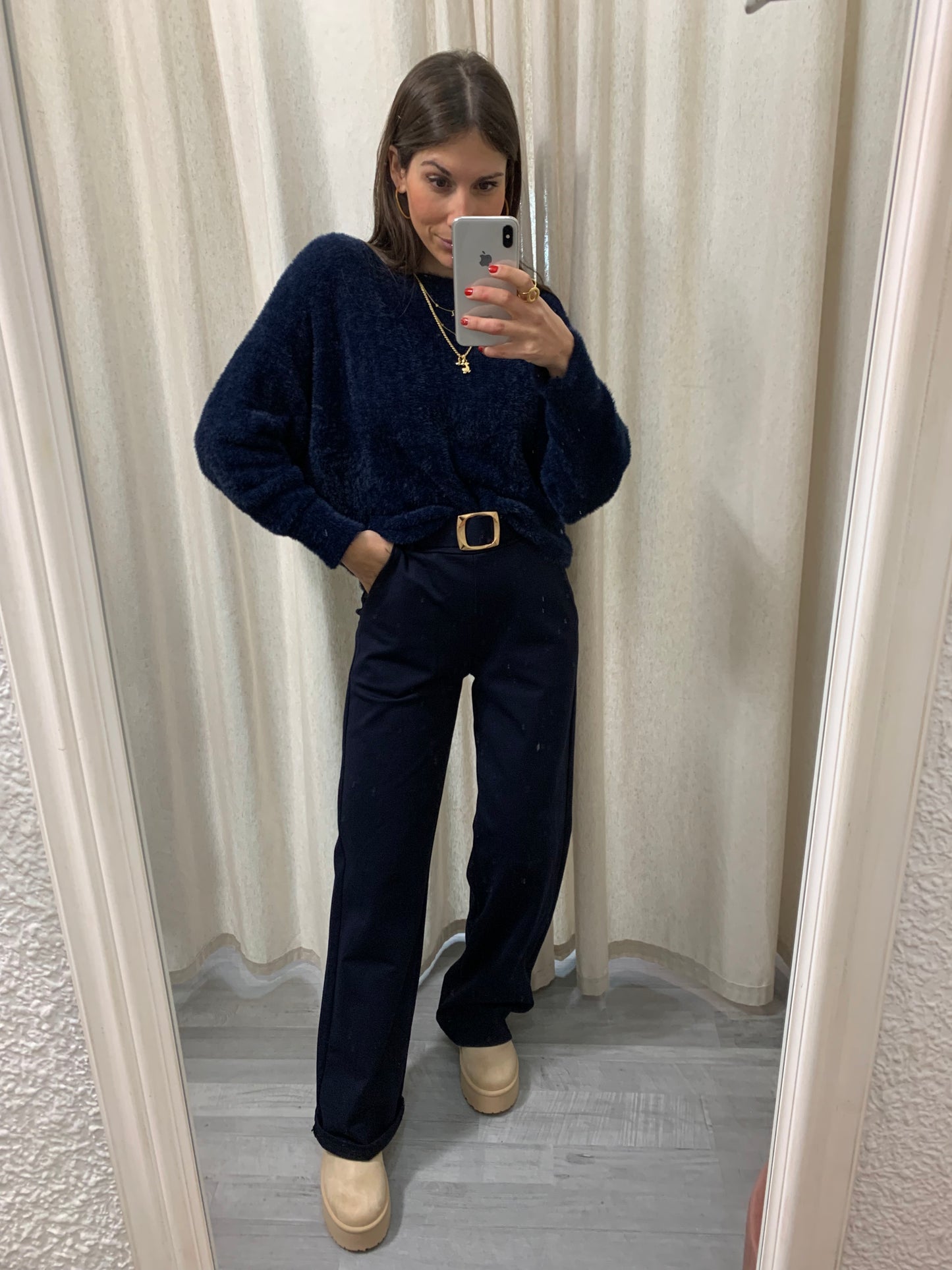 PANTALÓN CON HEBILLA DORADA