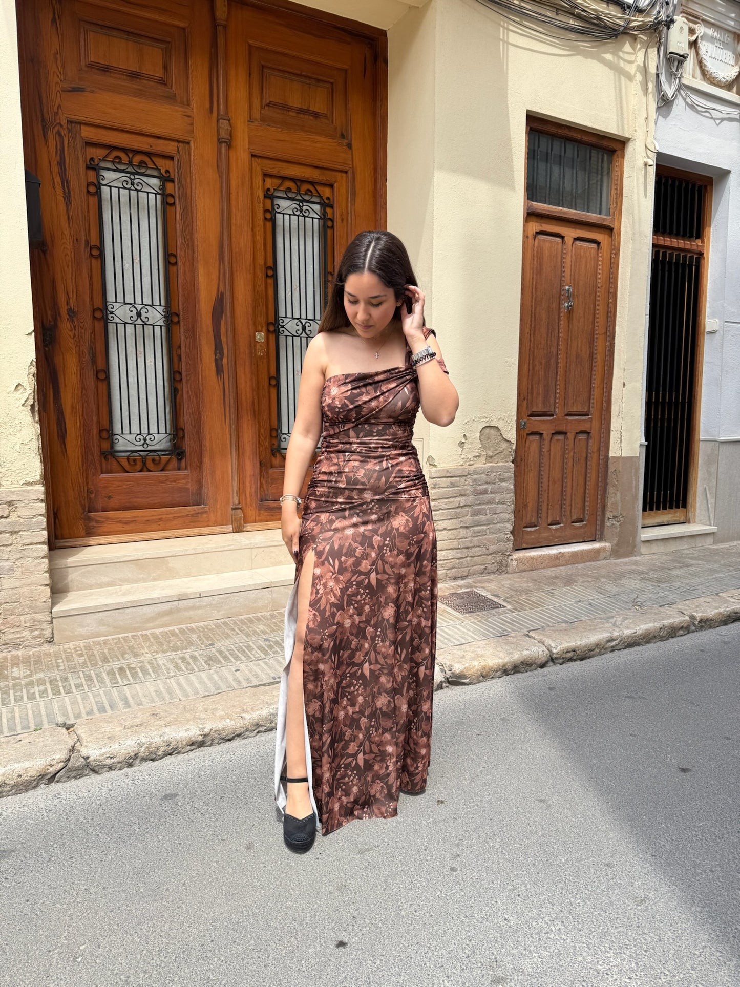 VESTIDO HOMBRO DETALLE MARRÓN