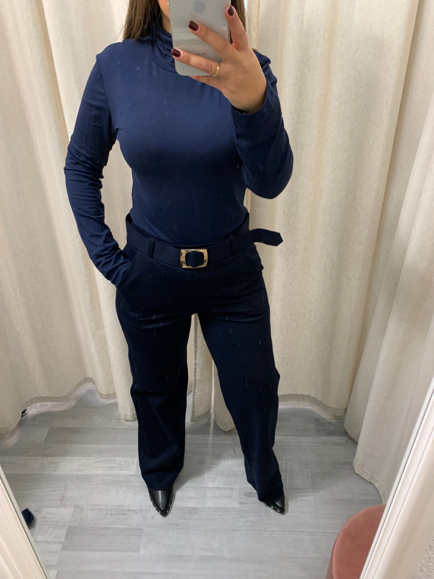 PANTALÓN CON HEBILLA DORADA