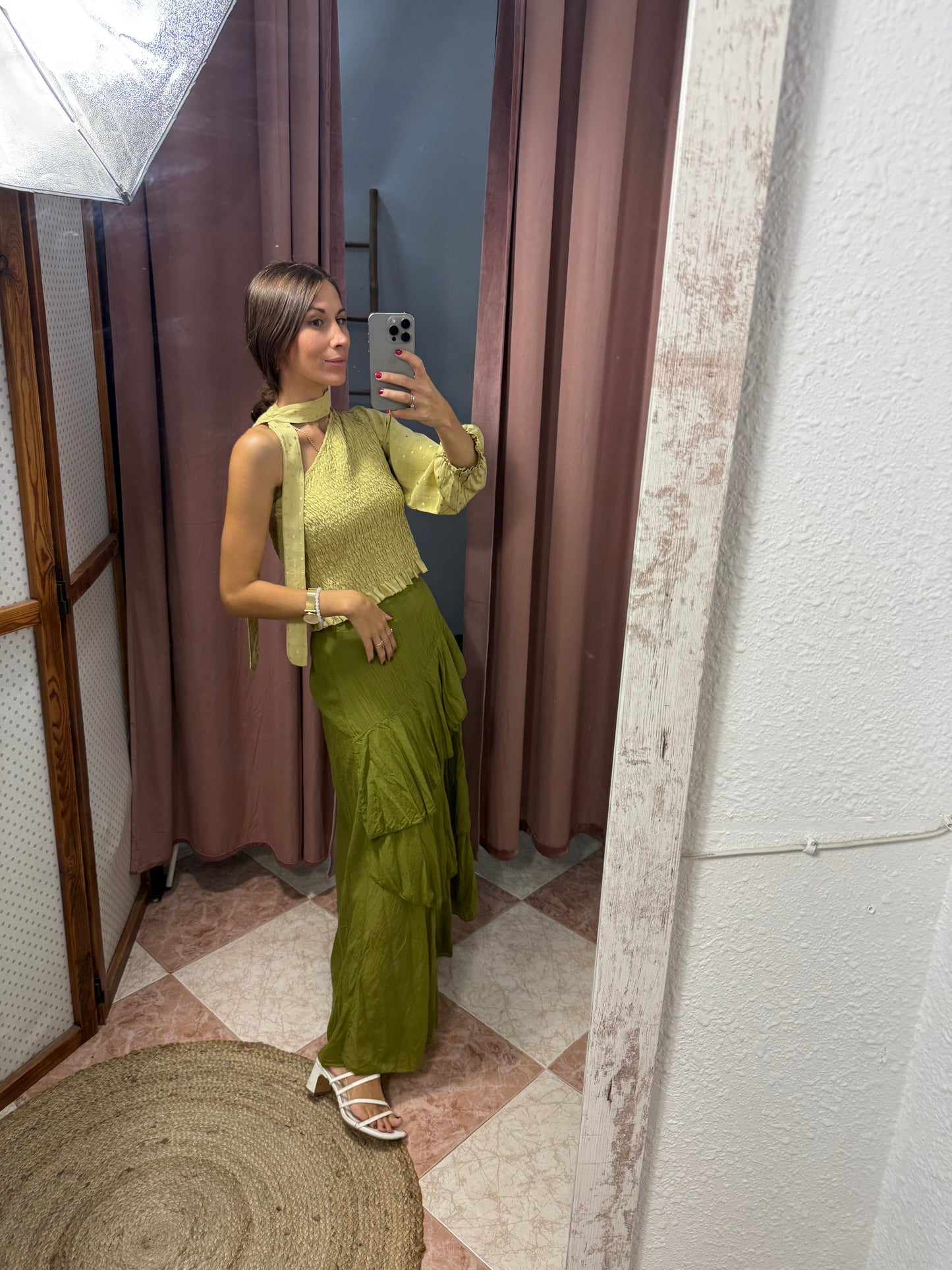 BLUSA ASIMÉTRICA DETALLES SATINADOS