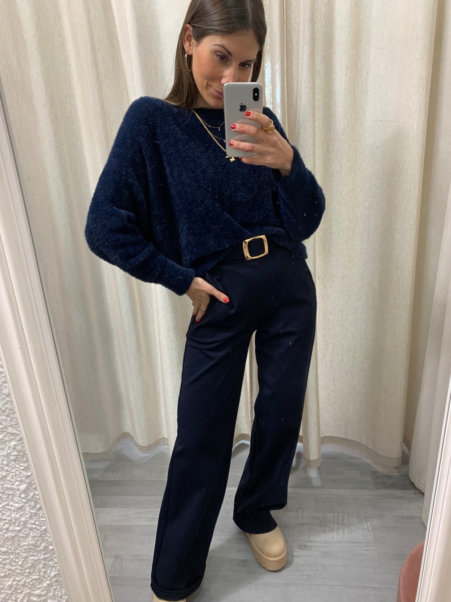 PANTALÓN CON HEBILLA DORADA