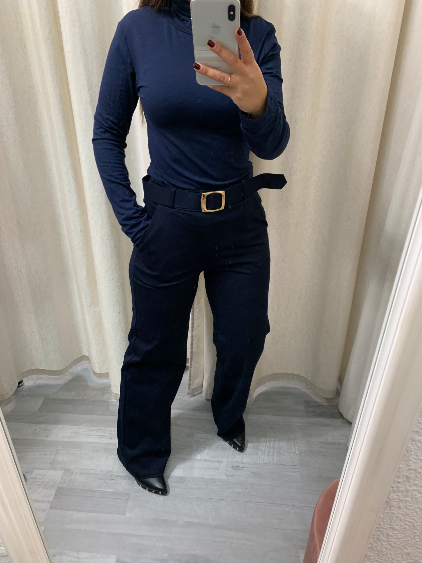PANTALÓN CON HEBILLA DORADA