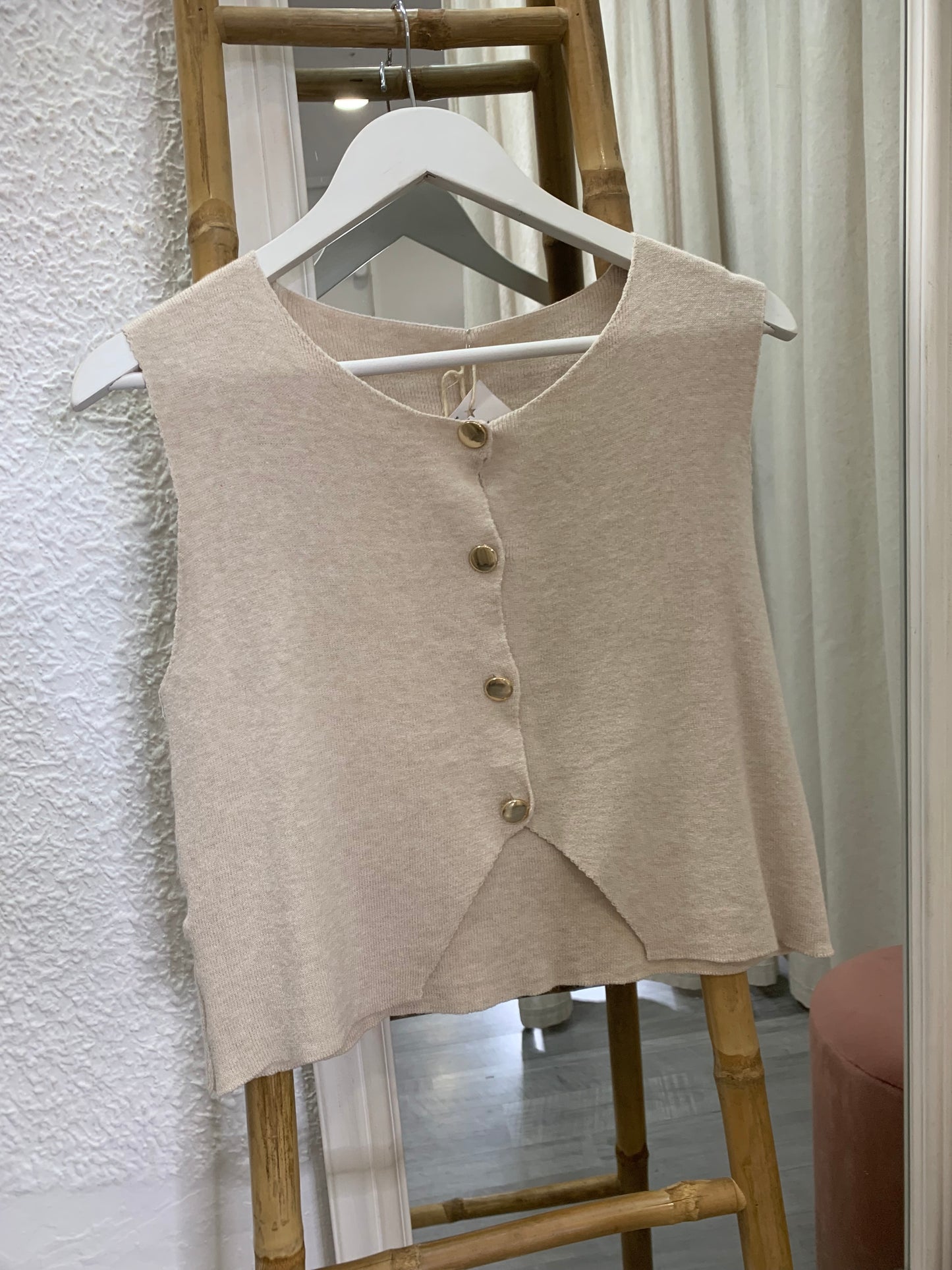 CHALECO BEIGE BOTONES DORADOS