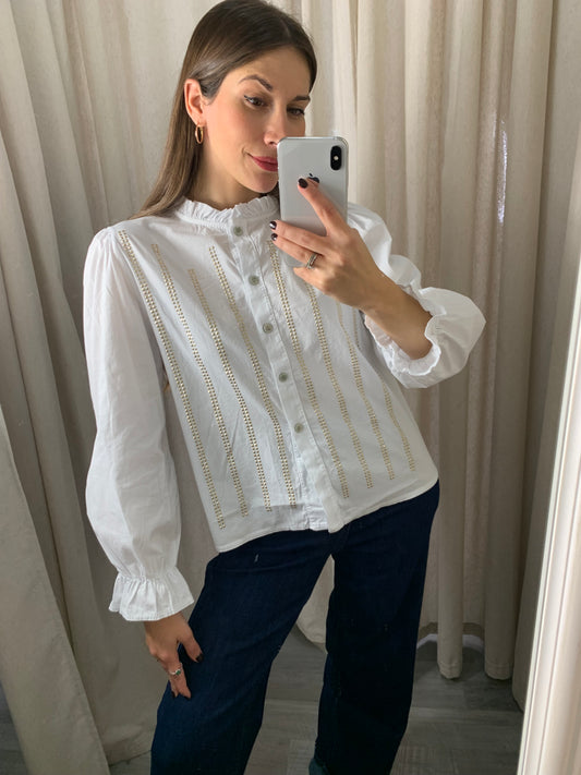 BLUSA BLANCA TACHUELAS DORADAS