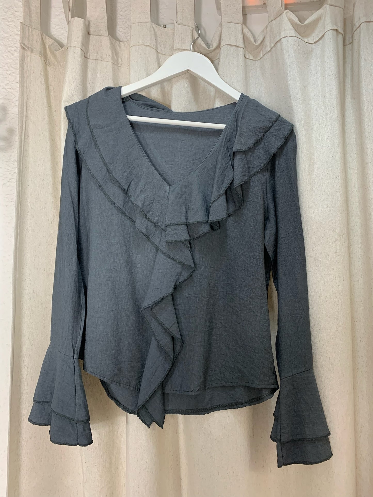 BLUSA VOLANTES GRIS