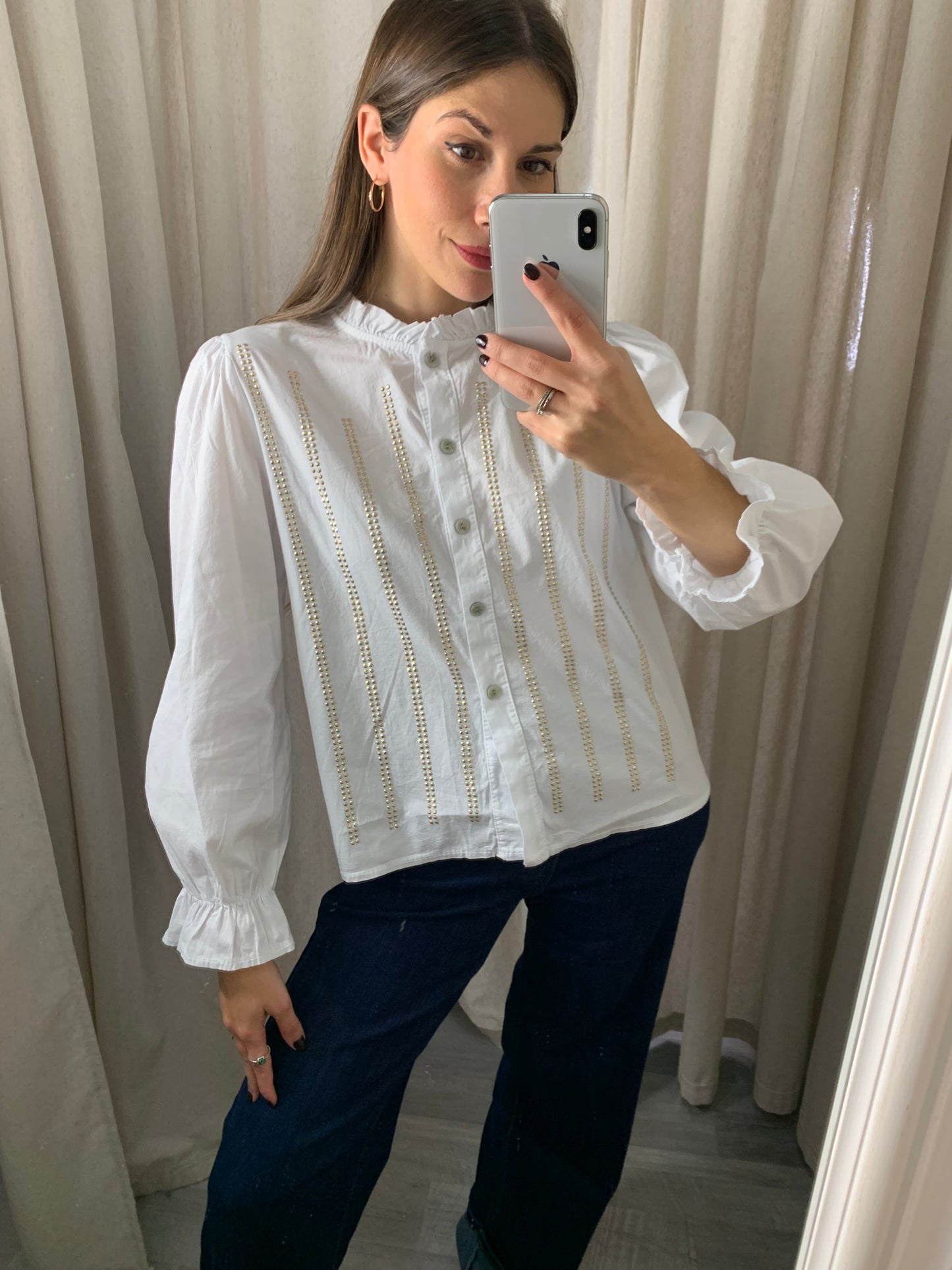 BLUSA BLANCA TACHUELAS DORADAS