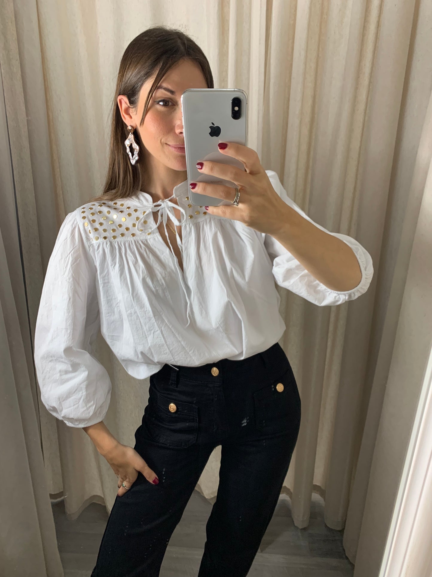 BLUSA DETALLES TACHUELAS DORADAS