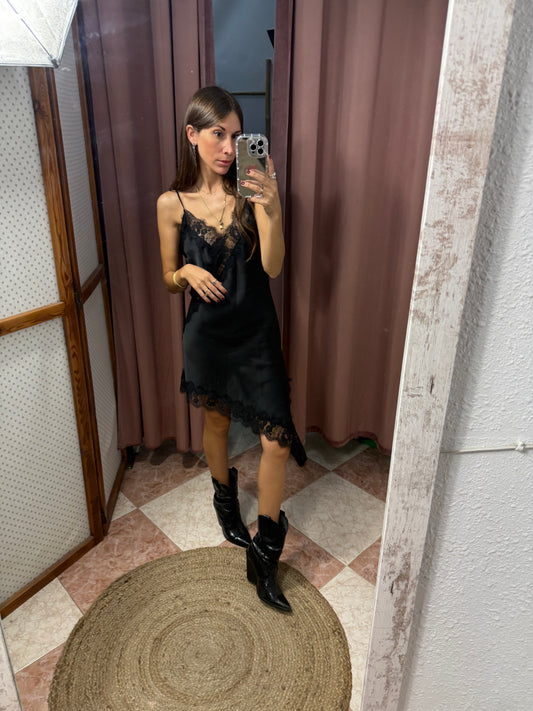 VESTIDO LENCERO ASIMÉTRICO NEGRO