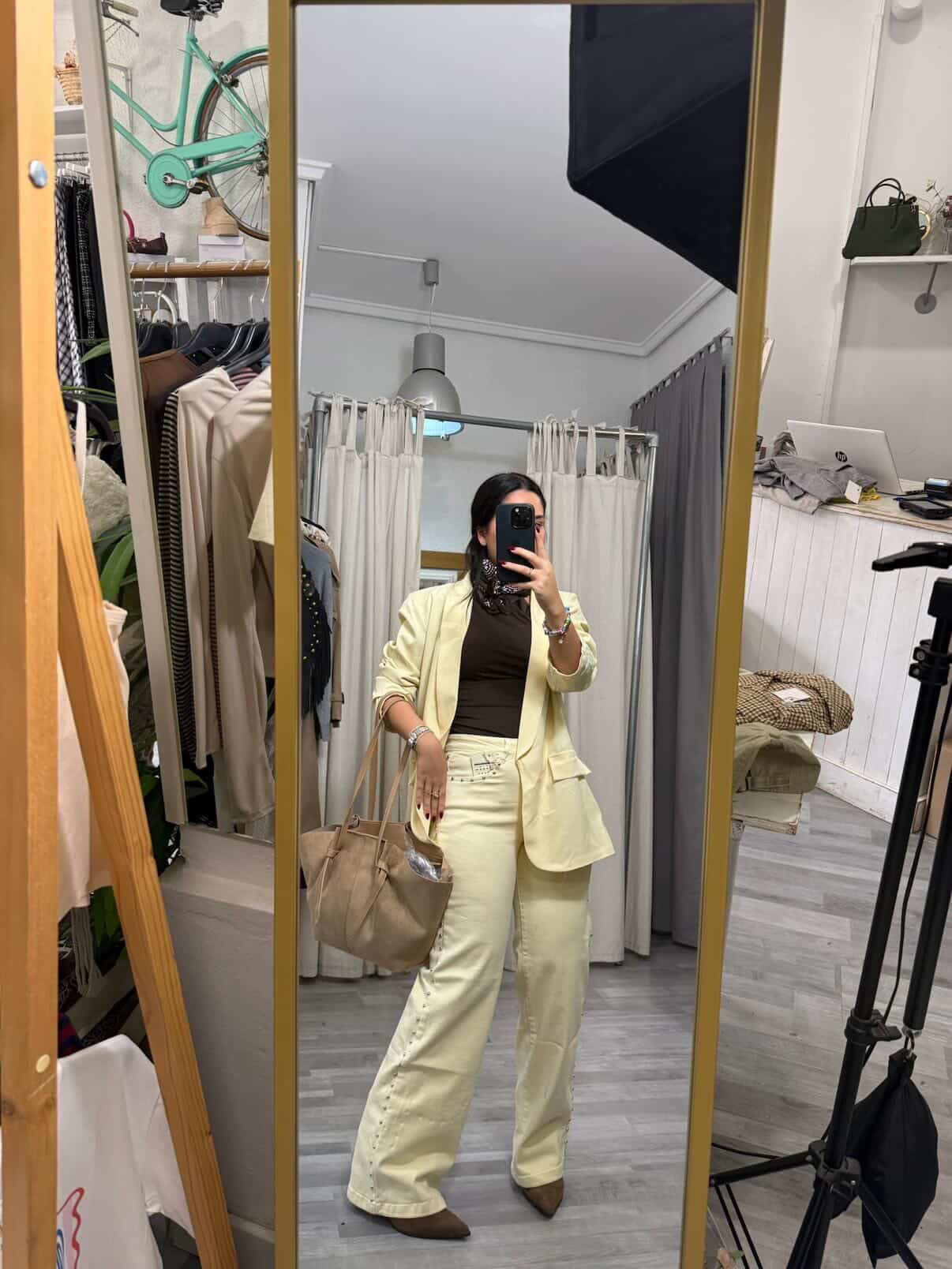 PANTALÓN AMARILLO TACHUELAS